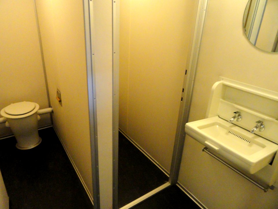 Cabin toilet - Zeppelin Museum Friedrichshafen - DSC06789