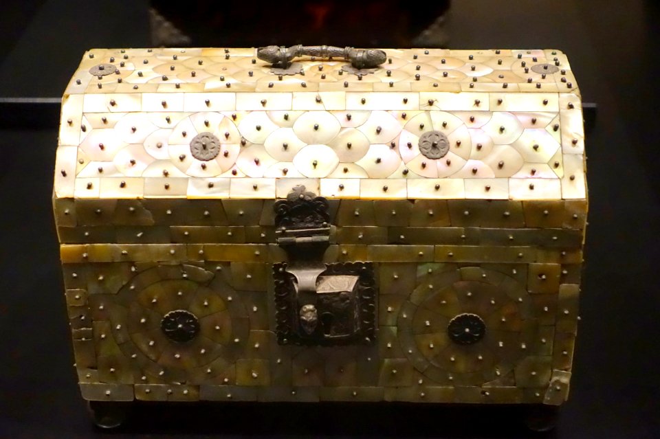 Chest, Gujarat, India, 1600s, teak, mother-of-pearl, silver - Museu do Oriente - Lisbon, Portugal - DSC07032