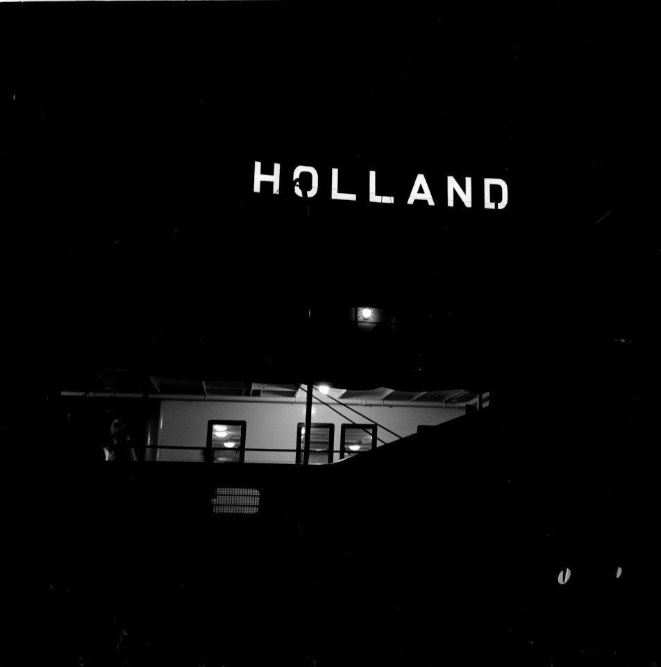 Cabine van de MS Johan van Oldenbarnevelt met daarboven de verlichte letters 'Ho, Bestanddeelnr 255-8804