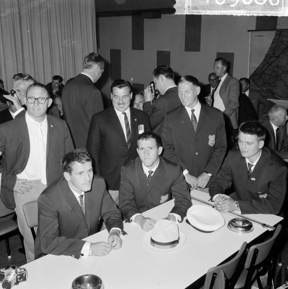 Chef de mission Simon de Wit met zeilers, roeiers en judokas naar Tokio vertrokk, Bestanddeelnr 916-9086