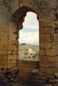 Château de Commarque en 1985, fenêtre donnant vue sur château de Laussel