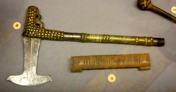Ceremonial Chokwe hachet (tshimbuya) and Lunda musical instrument (lundamba) - Lunda-Chokwe - Royal Museum for Central Africa - DSC05894