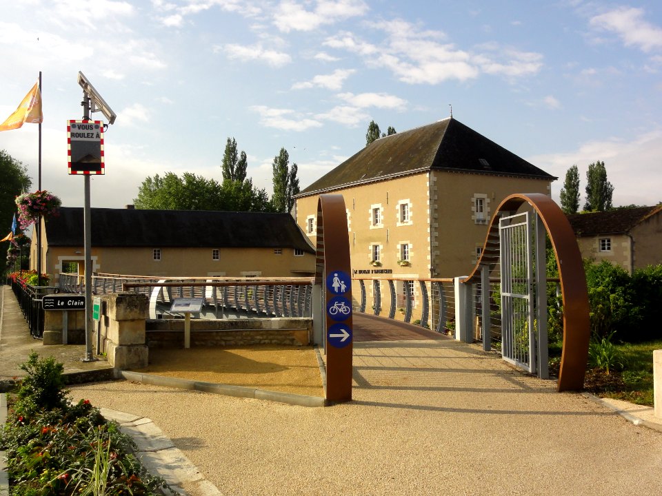 Chasseneuil-du-Poitou Pont cycliste passant le moulin