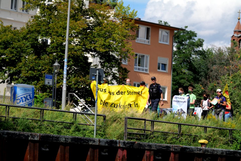 Coal and Boat demonstration 2020-08-29 153