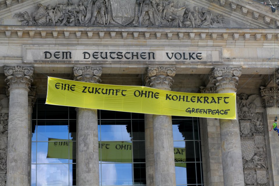 Coal law protest Greenpeace banner Reichstag Berlin 2020-07-03 60