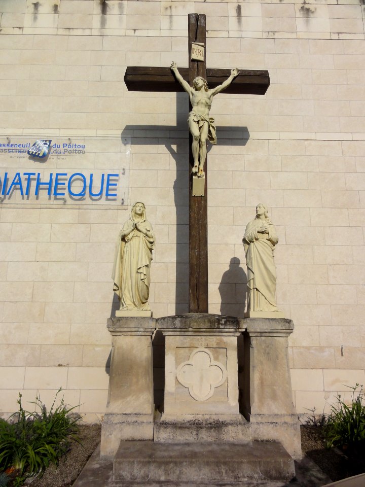 Chasseneuil-du-Poitou, wayside cross
