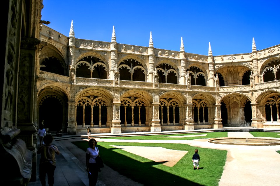 Cloisters of Mosteiro dos Jerónimos, from the ground floor, 2007-07-20-02