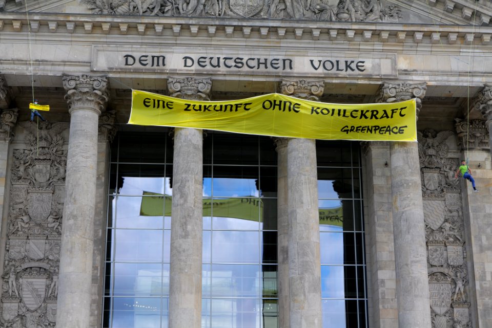 Coal law protest Greenpeace banner Reichstag Berlin 2020-07-03 44