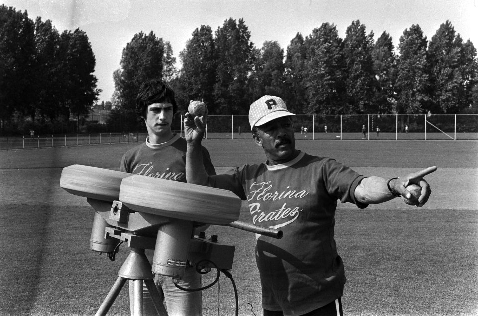 Coach honkbalploeg Florina Pirates, Strong. Achter hem Marco Stoovelaar, Bestanddeelnr 929-7648