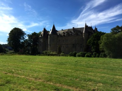 Chateau de Ham-sur-Heure - Vue arrière depuis le sentier des prairies du château 01