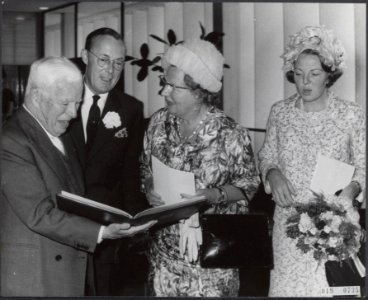Charlie Chaplin krijgt in het Congresgebouw de Erasmusprijs uitgereikt. Van link, Bestanddeelnr 019-0735