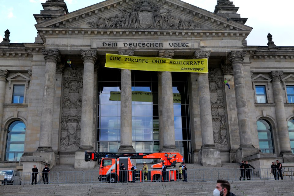 Coal law protest Greenpeace banner Reichstag Berlin 2020-07-03 48