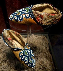 Creek moccasins, 1820-1850 - Bata Shoe Museum - DSC00637