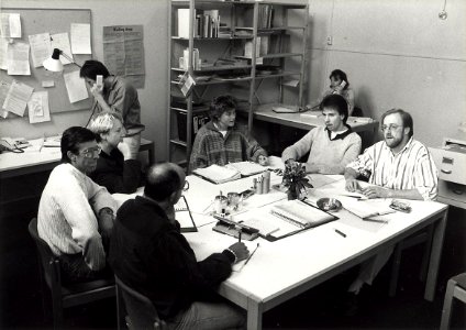 Crisiscentrum Haarlem, Schotersingel 2. Medewerkers van het Haarlemse crisiscentrum in vergadering bijeen. Aangekocht in 1989 van United Photos de Boer bv