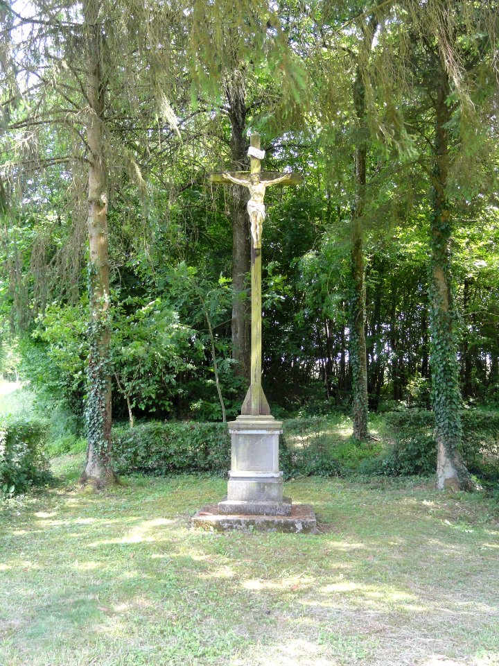 Cuiry-lès-Iviers (Aisne) croix de chemin sortie vers Bruhehamel