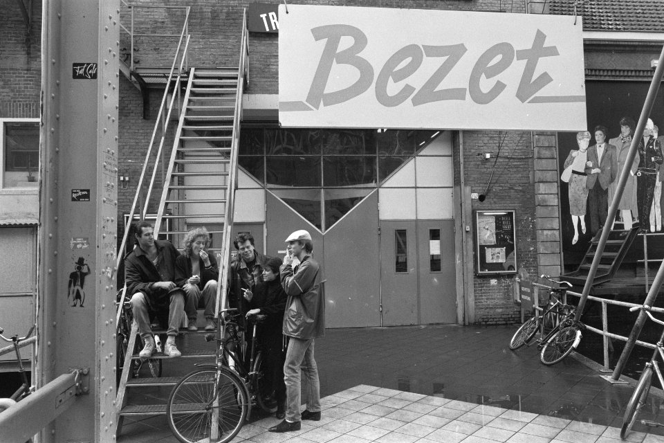 Cultureel Centrum de Melkweg in Amsterdam bezet uit protest tegen ontslag person, Bestanddeelnr 934-1036