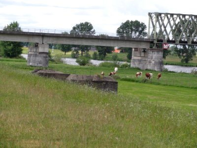 Cuijk Rijksmonument 420214 dozijn kazematten, nr 115 S met spoorbrug erachter
