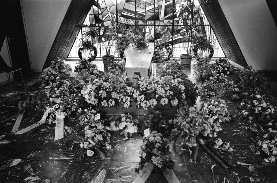 Crematie gedode gijzelaar Van Baarsel in Arnhem, de kist omgeven door bloemen, Bestanddeelnr 929-2306