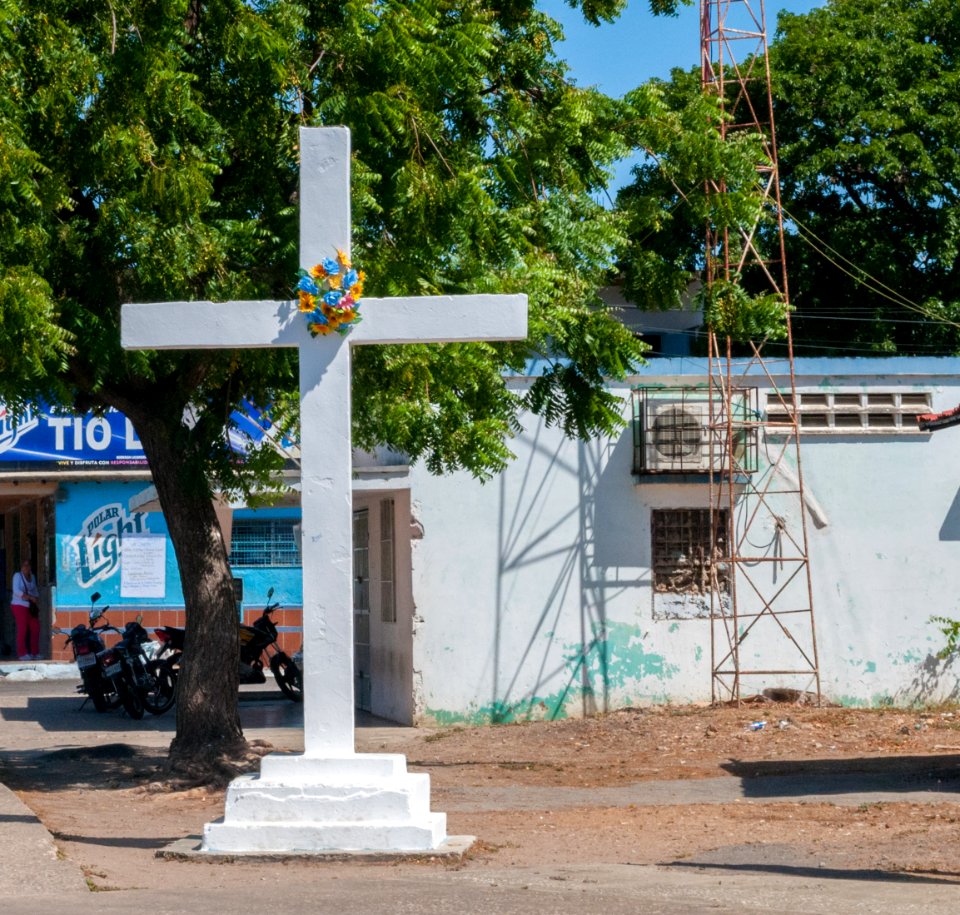 Cruz de Mayo en Vía Juan Griego