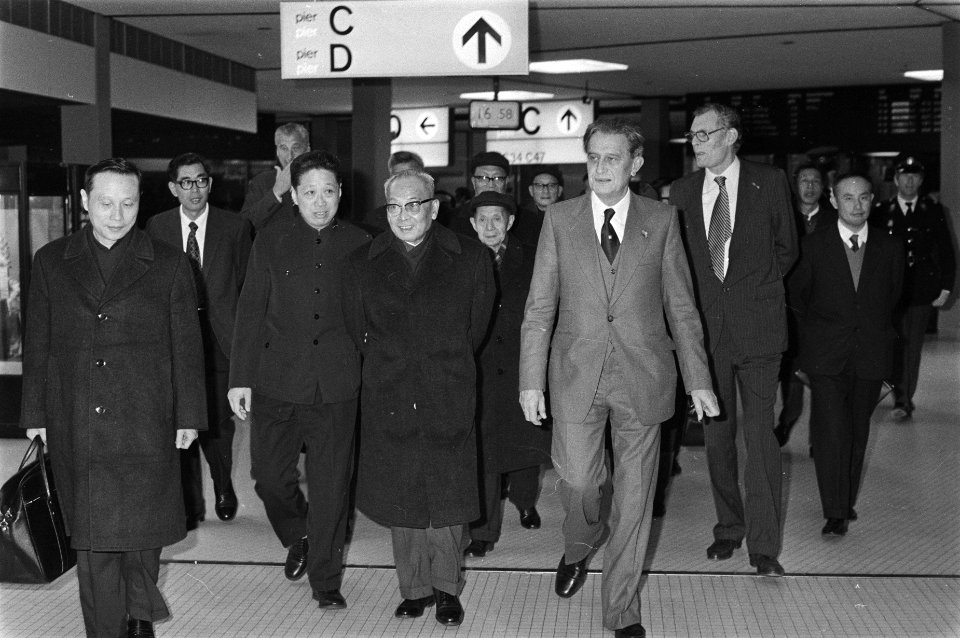 Chinese delegatie en minister Yeh Fei op Schiphol afgehaald door minister Tuijnm, Bestanddeelnr 930-0014