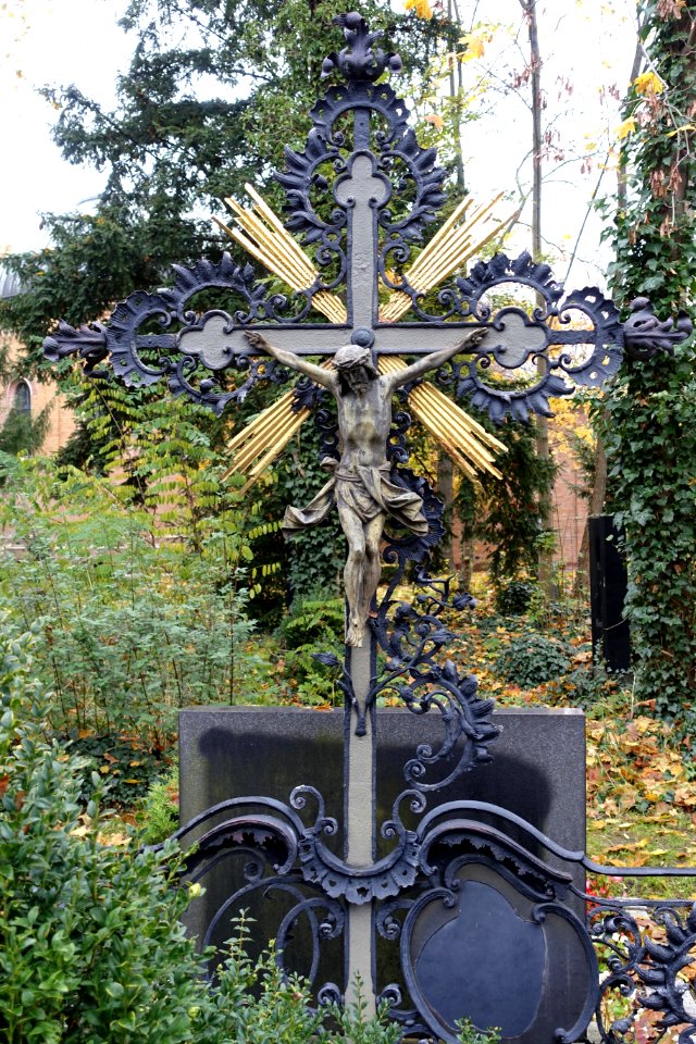 Crucifix - Alter Domfriedhof der St.-Hedwigsgemeinde, Berlin - DSC09873