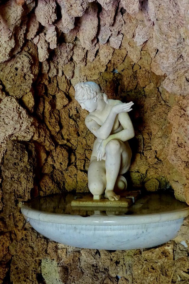 Crouching Venus - Grotto, Stowe - Buckinghamshire, England - DSC07333