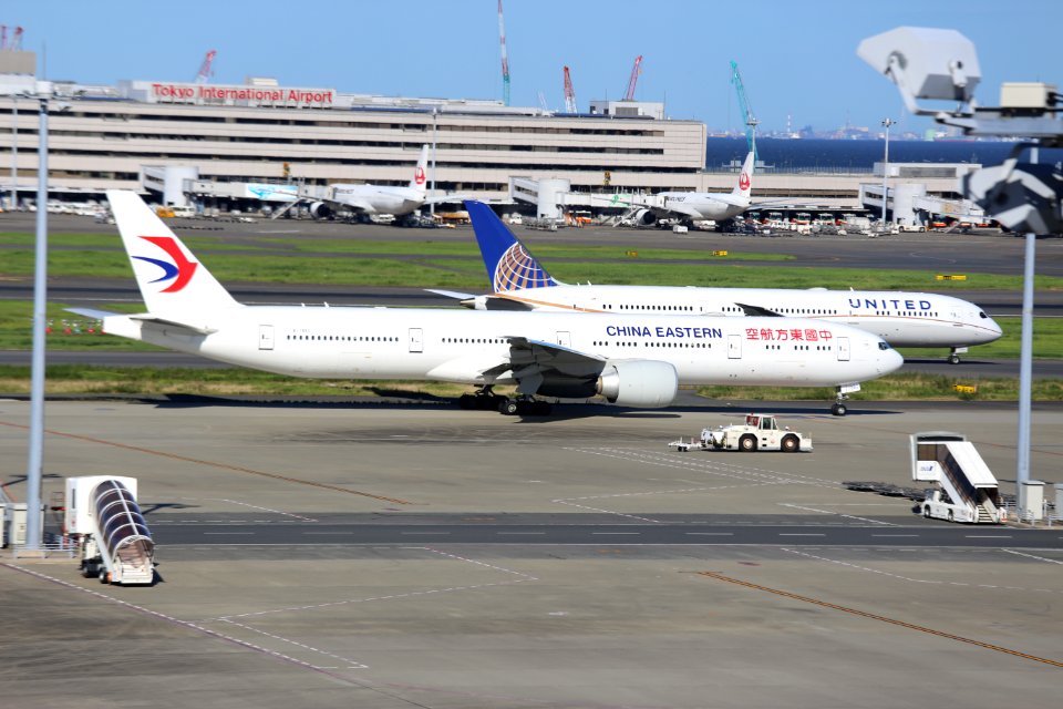 China Eastern Airlines B777-39PER (B-7882) taxiing at Tokyo International Airport in 2018 (5)