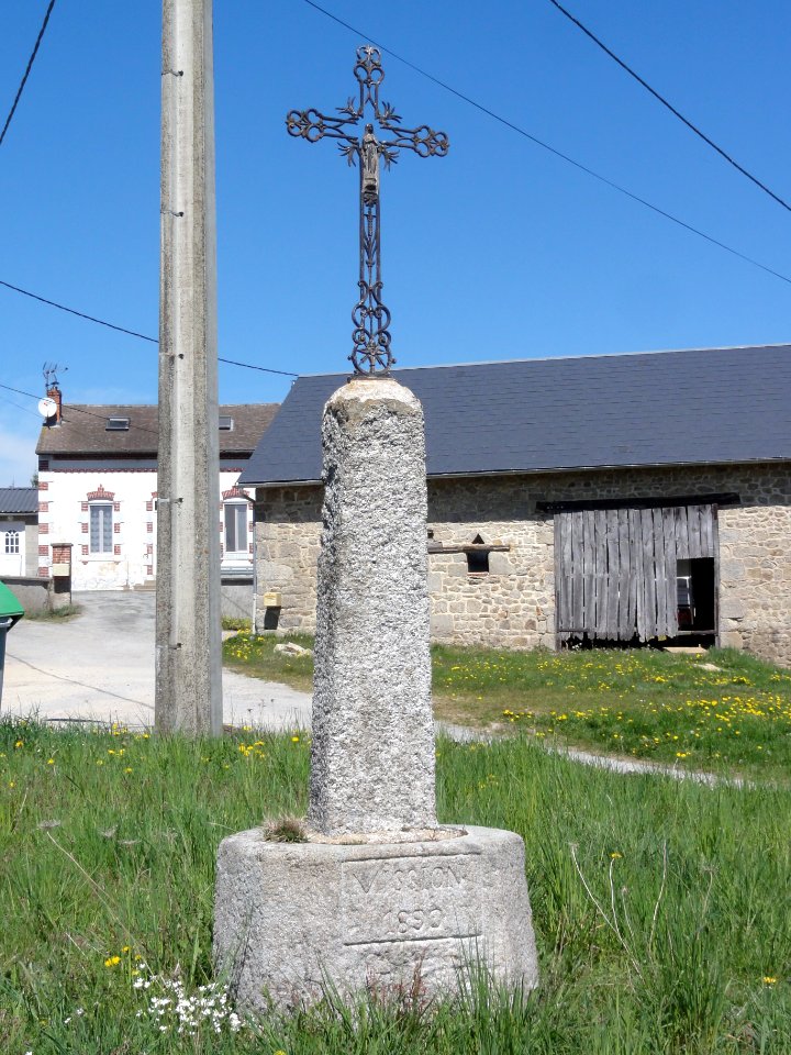 Charensat (Puy-de-Dôme) croix de chemin, Les Persats