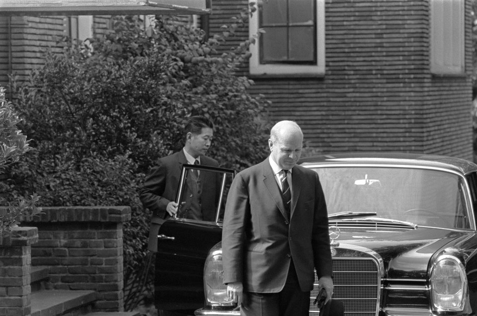 Chinese legatie te Den Haag , de heer Van Tiel (rechts kwam waarnemend zaakgelas, Bestanddeelnr 919-4356