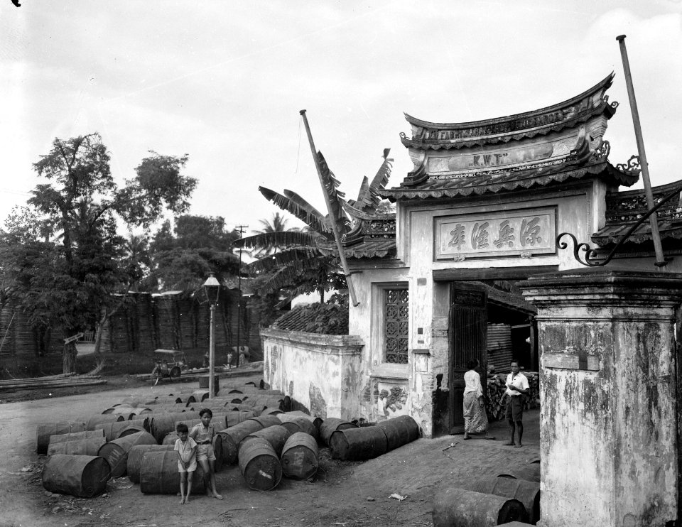 Chinese Poort in de Benedenstad van Batavia, ervoor liggen olievaten, Bestanddeelnr 12390