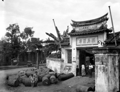 Chinese Poort in de Benedenstad van Batavia, ervoor liggen olievaten, Bestanddeelnr 12390
