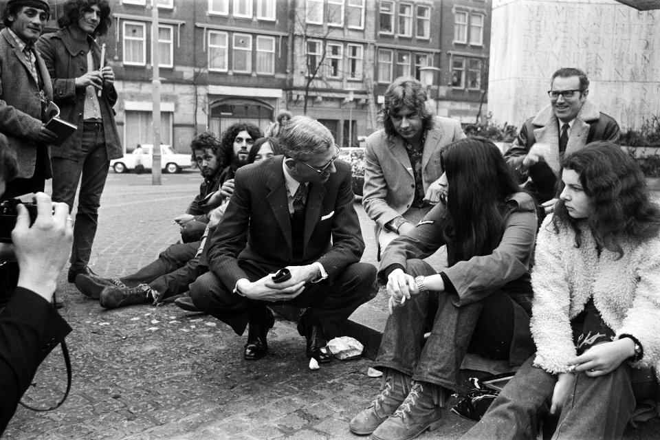 CHU-lijsttrekker Udink (gehurkt) in gesprek met hippies op de Dam, Bestanddeelnr 924-4708