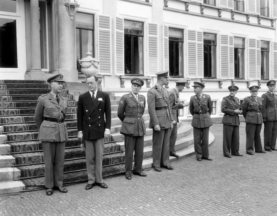 Cadettendrumband op Soestdijk ter gelegenheid verjaardag Prins Bernhard, Bestanddeelnr 906-5541