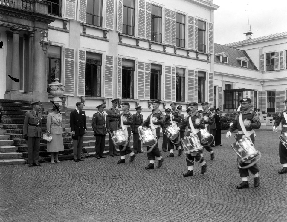 Cadettendrumband op Soestdijk ter gelegenheid verjaardag Prins Bernhard, Bestanddeelnr 906-5543