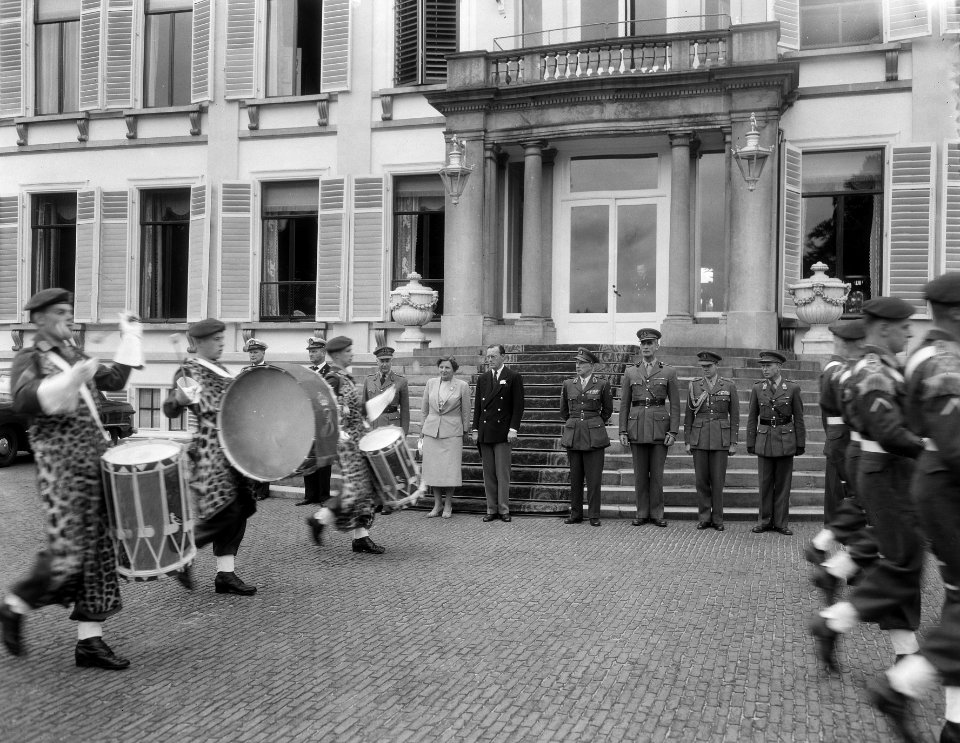 Cadettendrumband op Soestdijk ter gelegenheid verjaardag Prins Bernhard, Bestanddeelnr 906-5542
