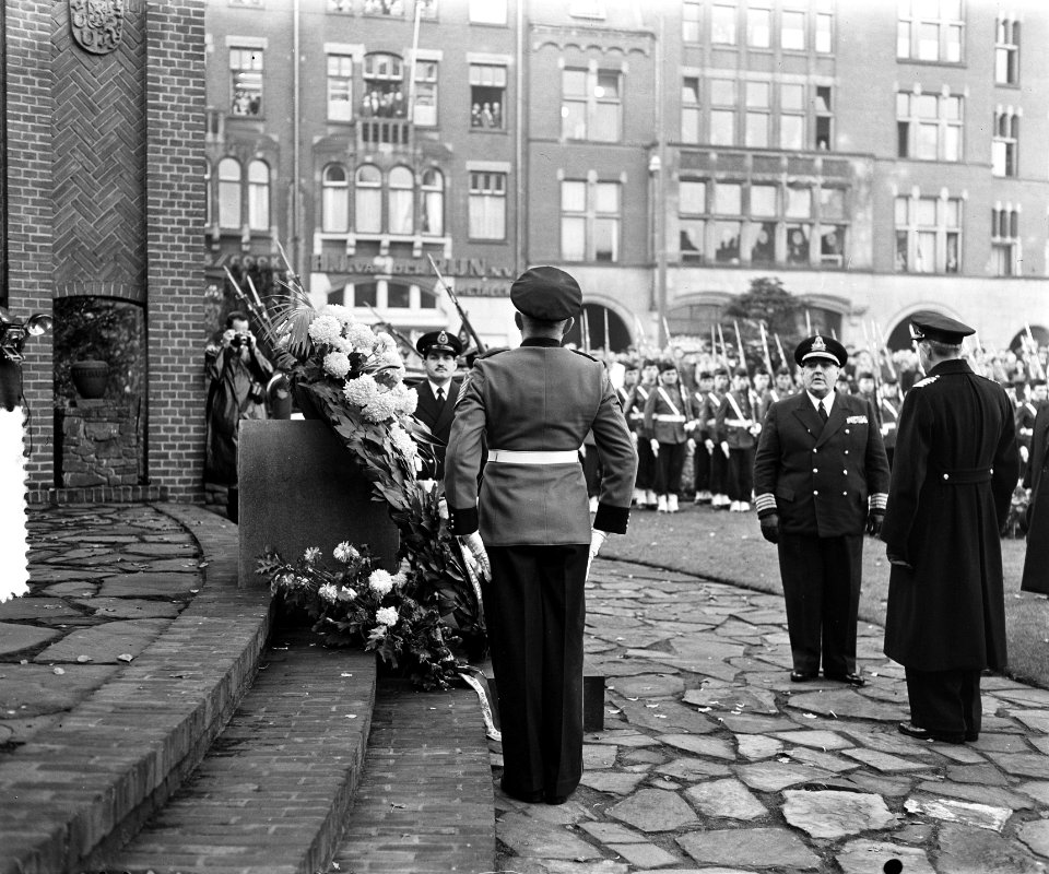 Cadetten van Braziliaans opleidingsschip leggen een krans bij het Nationaal Monu, Bestanddeelnr 906-0881