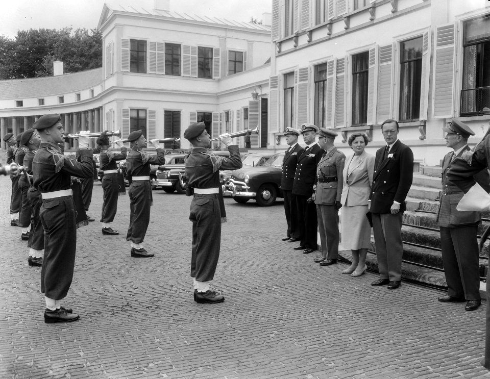 Cadettendrumband op Soestdijk ter gelegenheid verjaardag Prins Bernhard, Bestanddeelnr 906-5544