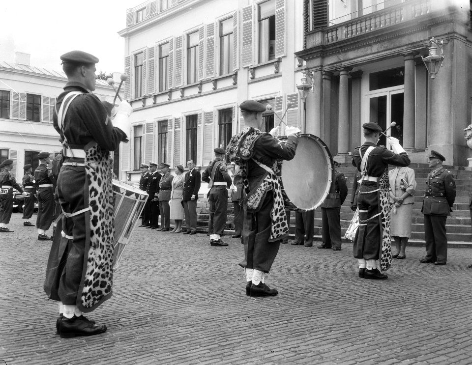 Cadettendrumband op Soestdijk ter gelegenheid verjaardag Prins Bernhard, Bestanddeelnr 906-5538