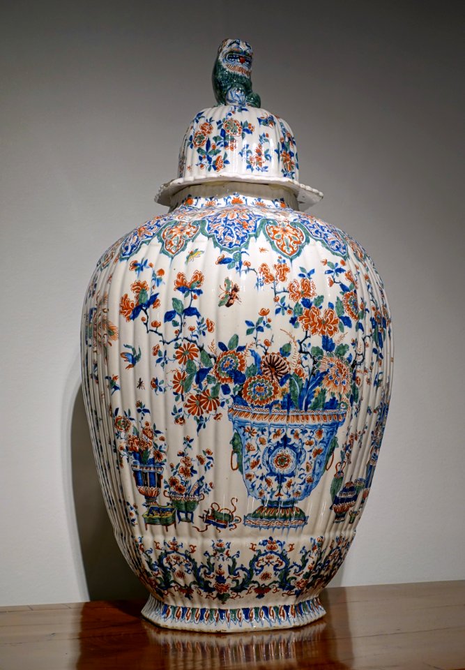 Cachemire vase, De Metalen Pot Factory, Delft, Holland, Lambertus van Eenhoorn period, 1691-1721, tin-glazed earthenware - Montreal Museum of Fine Arts - Montreal, Canada - DSC09483