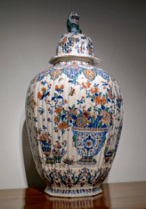 Cachemire vase, De Metalen Pot Factory, Delft, Holland, Lambertus van Eenhoorn period, 1691-1721, tin-glazed earthenware - Montreal Museum of Fine Arts - Montreal, Canada - DSC09483