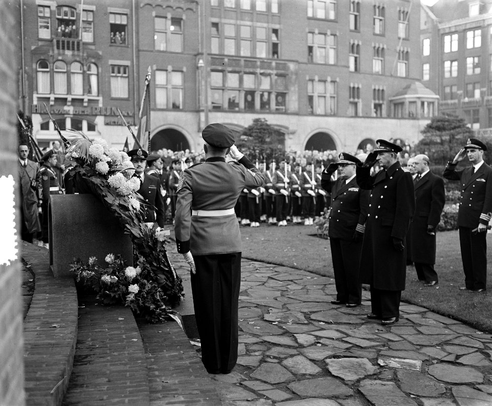 Cadetten van Braziliaans opleidingsschip leggen een krans bij het Nationaal Monu, Bestanddeelnr 906-0882