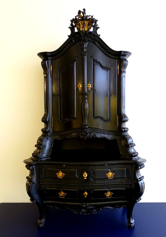 Cabinet-on-commode, probably from Elsass Pfalz, 1784, pearwood, oak, pine, ormolu brass - Germanisches Nationalmuseum - Nuremberg, Germany - DSC02503