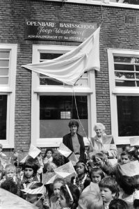 Cabotschool in Amsterdam omgedoopt tot Joop Westerweelschool in bijzijn van weth, Bestanddeelnr 933-6765