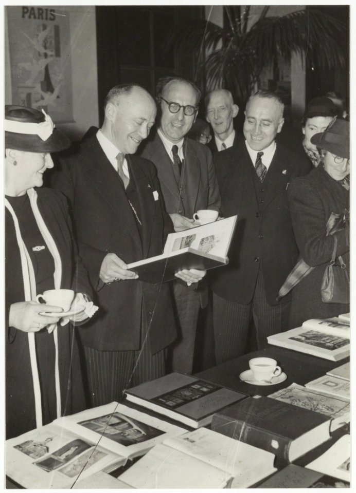 Burgemeester Reinalda bezichtigt de tentoonstelling van het Amerkaanse en Engelse boek in de stadhuisbibliotheek. NL-HlmNHA 54004784