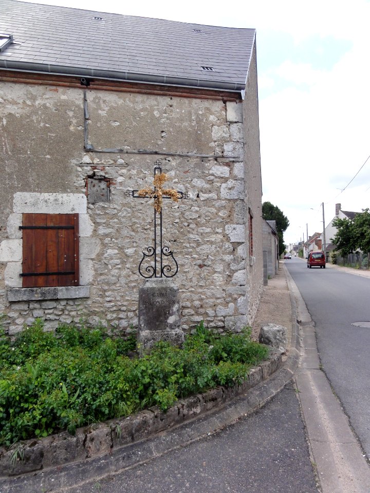 Cléry-Saint-André Croix Blondoux