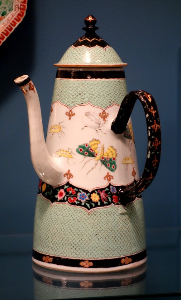 Coffee pot or chocolate pot, Chinese porcelain, c. 1750 - Winterthur Museum - DSC01522