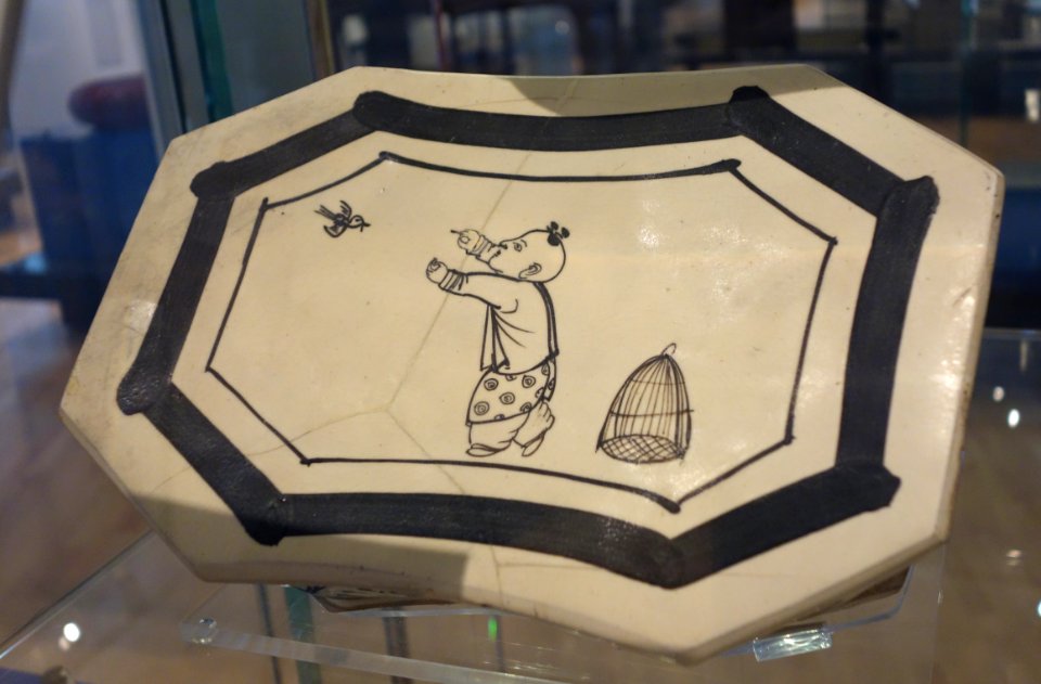 Cizhou ware pillow with underglaze painted decoration of boy and bird, China, Jin dynasty, c. 1150-1234, slipped stoneware - Royal Ontario Museum - DSC04258