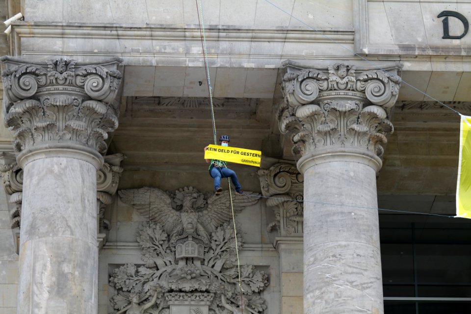 Coal law protest Greenpeace banner Reichstag Berlin 2020-07-03 68