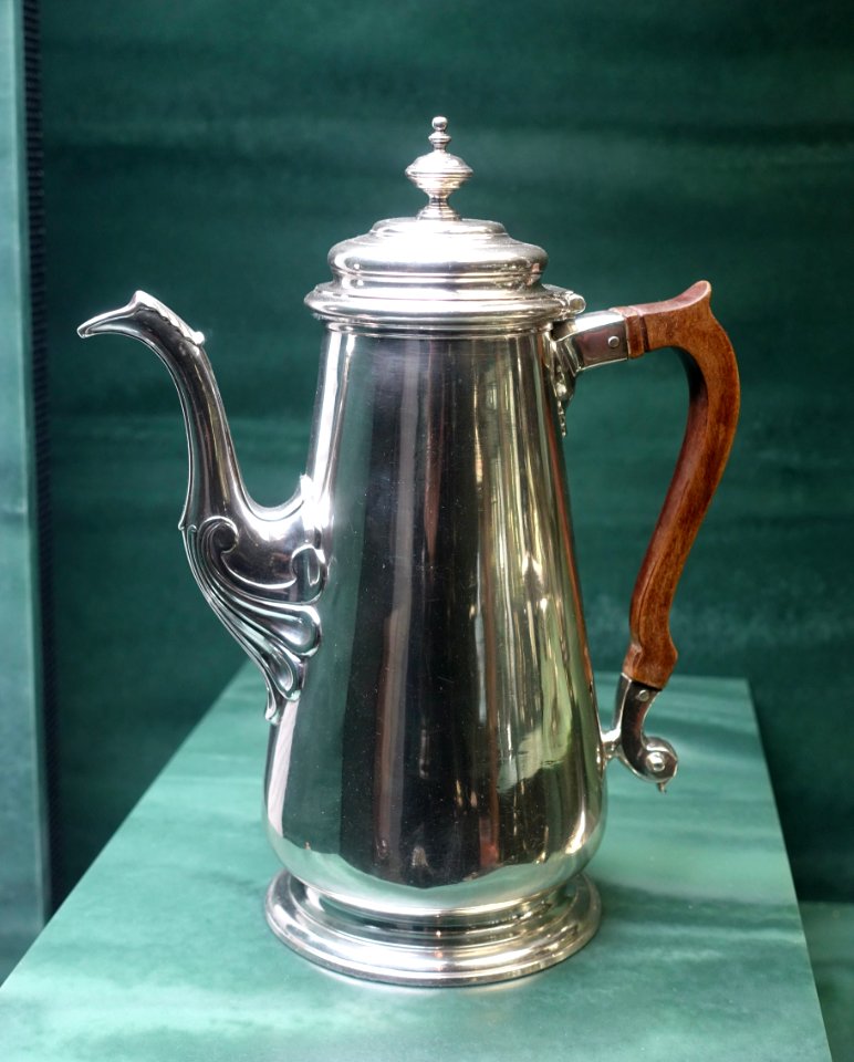 Coffee pot, Peter Archambo, London, 1739-1740, silver - Fowler Museum - University of California, Los Angeles - DSC02614