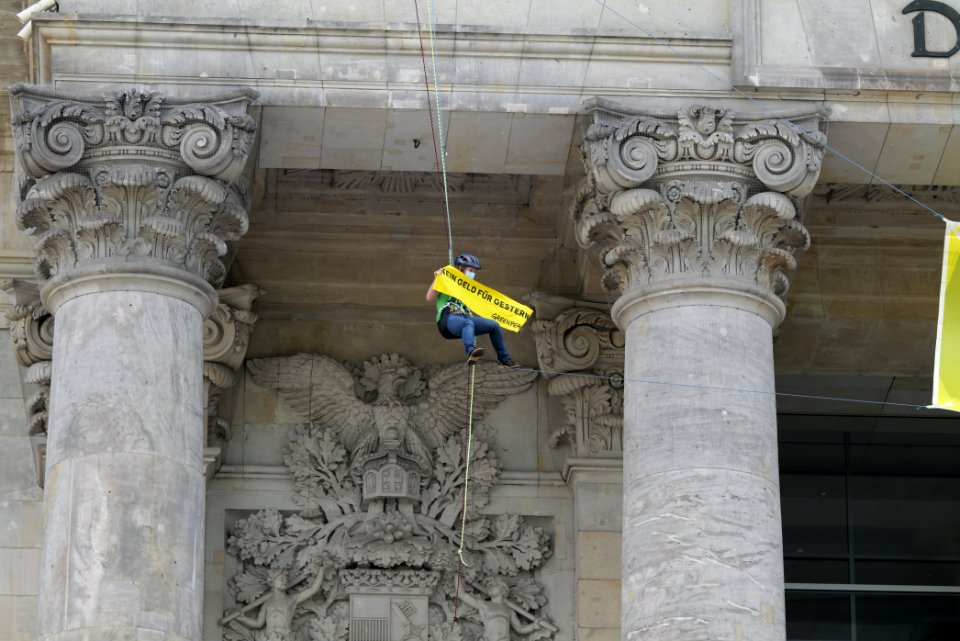 Coal law protest Greenpeace banner Reichstag Berlin 2020-07-03 70